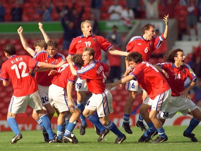 Czech Republic players celebrate qualifying for the final of Euro 96