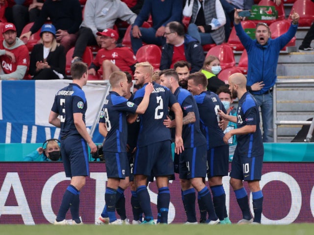 Finlandezul Joel Pohjanbalo sărbătorește că a marcat primul său gol împotriva Danemarcei la Euro 2020 pe 12 iunie 2021