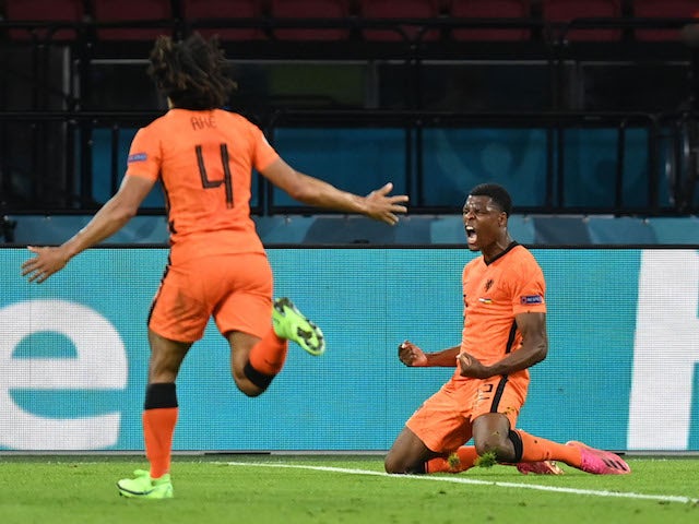 De Nederlandse Denzel Dumfries viert het scoren tegen Oekraïne op Euro 2020 op 13 juni 2021