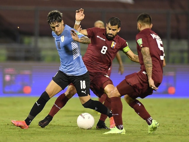 Uruguay's Facundo Torres in action with Venezuela's Tomas Rincon and Junior Moreno on June 8, 2021