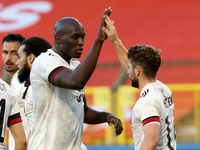 Romelu Lukaku de Bélgica celebra su primer gol con Tries Mertens el 6 de junio de 2021