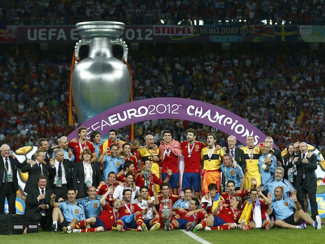 Spain players celebrate winning Euro 2012