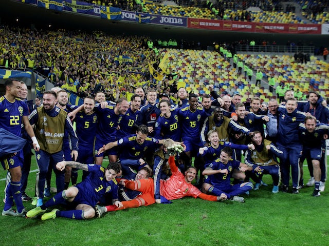 Sweden players celebrate qualifying for Euro 2020 in November 2019