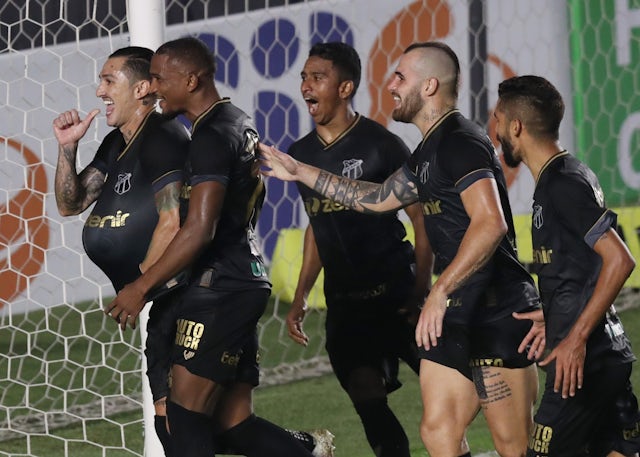 O cearense Vena comemora seu primeiro gol com os companheiros em 6 de junho de 2021