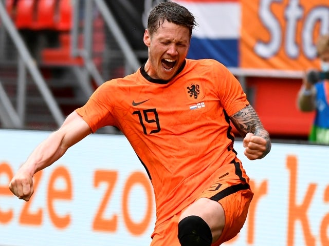 Nizozemec Foote Weghorst slaví vstřelení gólu 6. června 2021