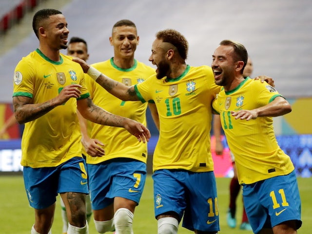 El brasileño Neymar celebra marcar su segundo gol con sus compañeros el 13 de junio de 2021