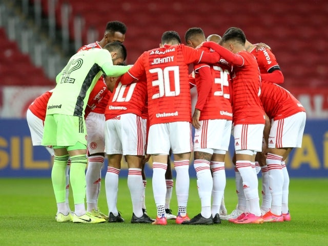 Internacional team huddle before the match on June 16, 2021