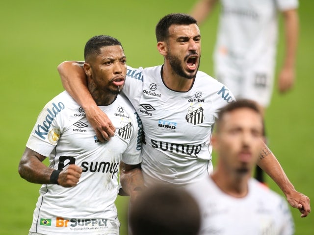 Marinho santista comemora o segundo gol com os companheiros no dia 25 de junho de 2021