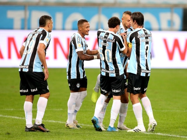 Matthews Henrique, do Grêmio, comemora o primeiro gol com os companheiros no dia 25 de junho de 2021