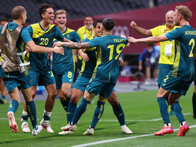 Marco Tilio de Australia celebra su segundo gol con sus compañeros el 22 de julio de 2021
