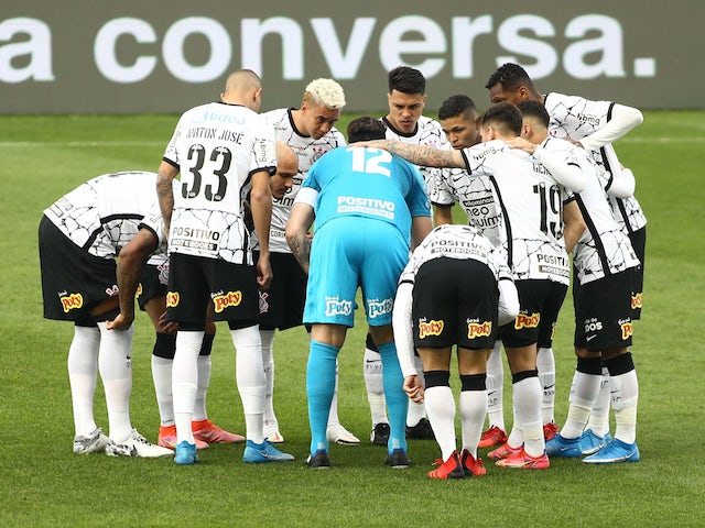 Corinthians players huddle before the match on August 1, 2021
