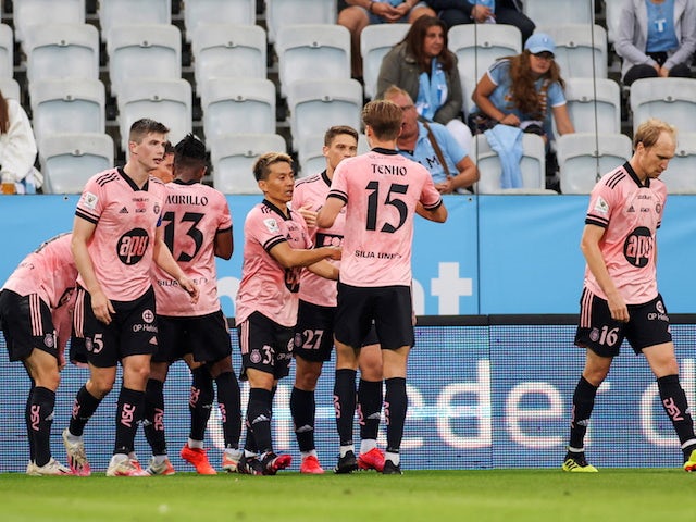 Roope Riski от HJK ​​Хелзинки празнува отбелязването на първия си гол със своите съотборници на 21 юли 2021 г.