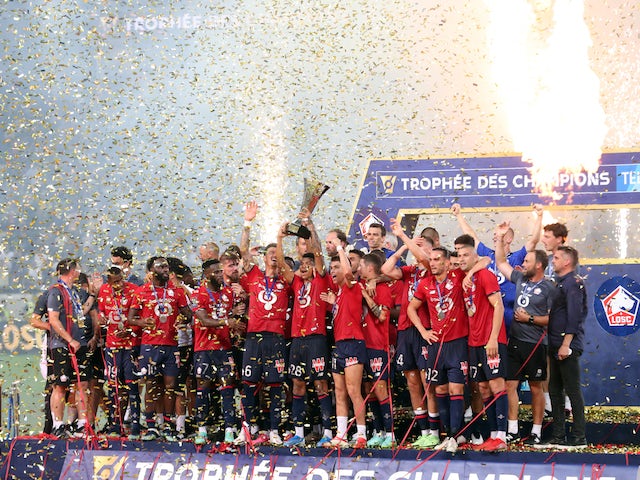 Lille celebrate winning the Trophee des Champions with the trophy on August 1, 2021