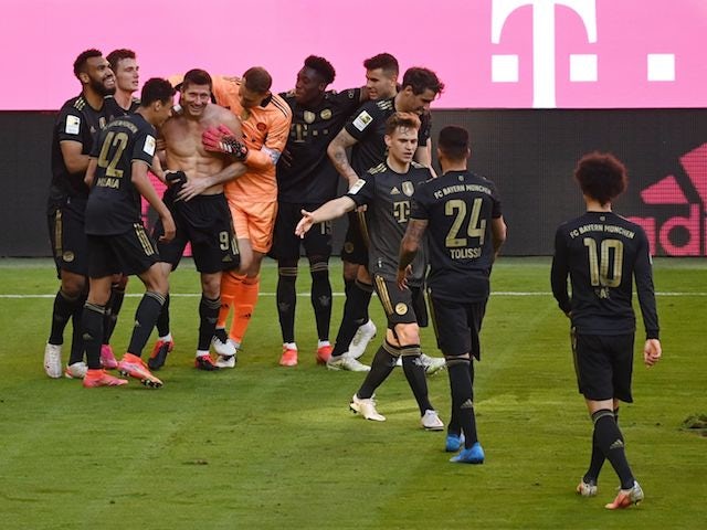 Bayern Munich's Robert Lewandowski celebrates scoring their fifth goal with teammates on May 2021