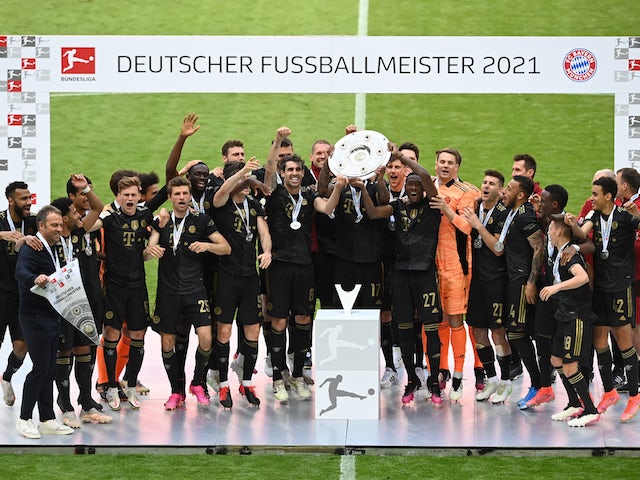 Bayern Munich celebrate with the trophy after winning the Bundesliga on May 22, 2021