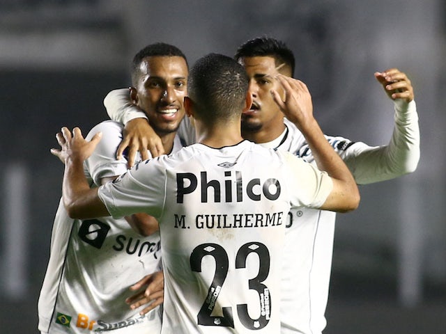 Lucas Braga do Santos comemora com seus companheiros após gol contra de Libertad e Santos em segundo em 13 de agosto de 2021