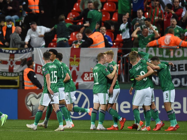 Danny Ballard de Irlanda del Norte celebra su primer gol contra Lituania en las eliminatorias de la Copa del Mundo el 2 de septiembre de 2021.