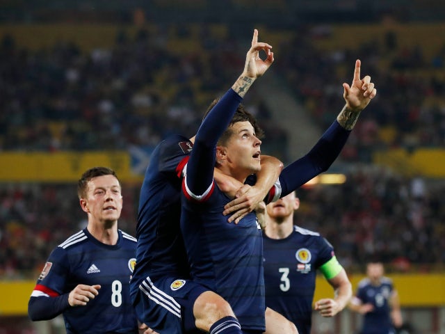 Lyndon Dykes de Escocia celebra su primer gol contra Austria en las eliminatorias de la Copa del Mundo el 7 de septiembre de 2021