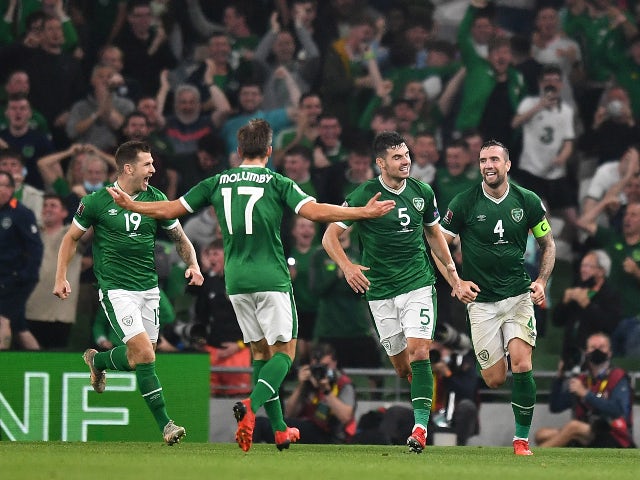 Shane Duffy, John Egan, James Collins und Jayson Molumby aus der Republik Irland feiern, nachdem Nikola Milenkovic aus Serbien in der WM-Qualifikation am 7. September 2021 ein Eigentor erzielt hat.
