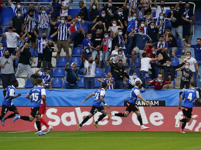  Alaves' Victor Laguardia celebrates scoring their first goal with teammates on September 25, 2021