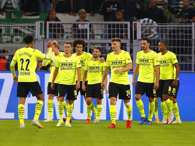 Borussia Dortmund's Donyell Malen celebrates scoring their first goal with teammates on September 28, 2021