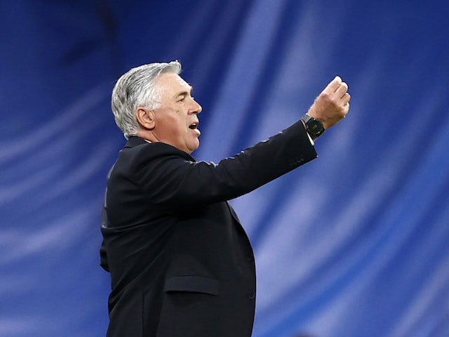 Real Madrid coach Carlo Ancelotti gives instructions to his players on September 28, 2021