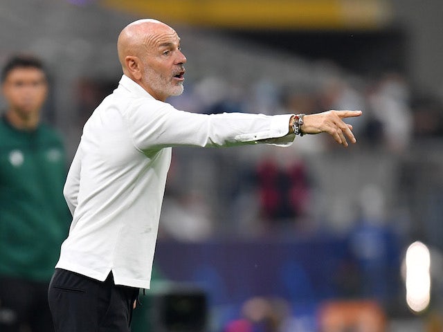 AC Milan coach Stefano Pioli gives instructions to his players on September 28, 2021