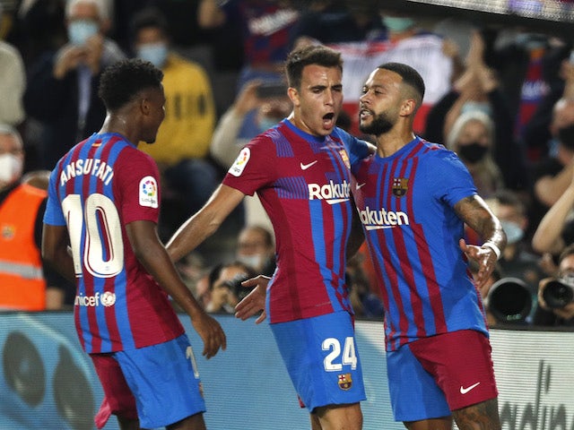 Memphis Depay de Barcelona celebra marcar su segundo gol con Eric García el 17 de octubre de 2021