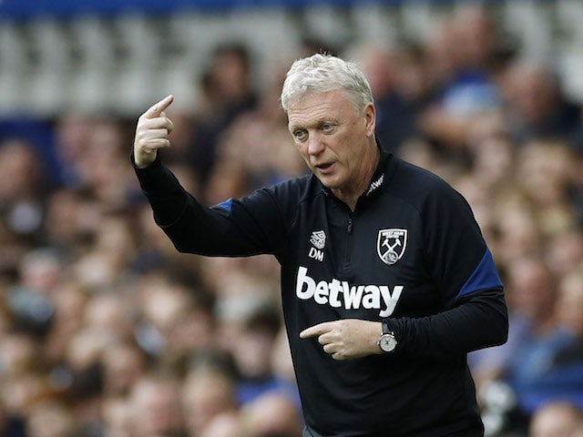 West Ham United manager David Moyes gives instructions to his players on October 17, 2021