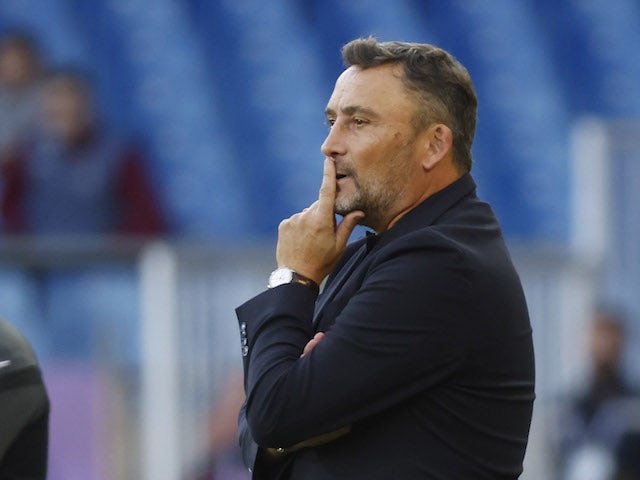 El entrenador de Lens, Franck Haise, observa el 17 de octubre de 2021