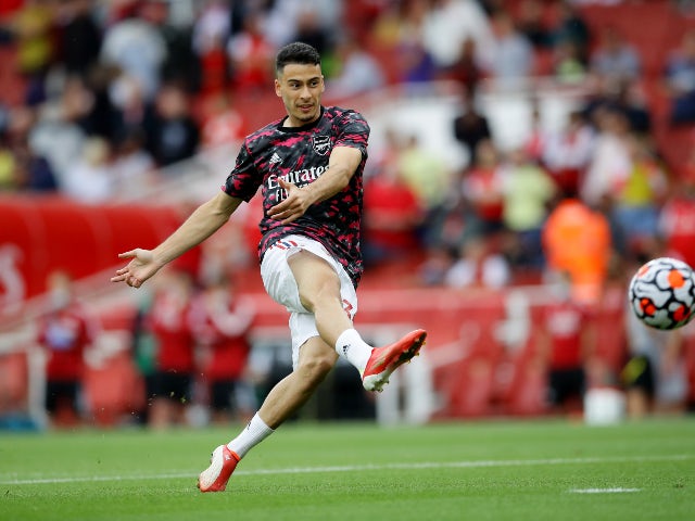 Gabriel Martinelli warms up for Arsenal in August 2021