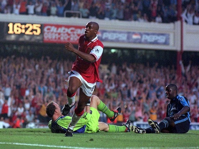 Ian Wright celebra el gol del Arsenal en 1997