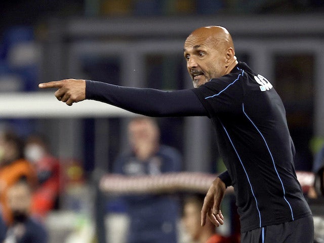 Napoli coach Luciano Spalletti gives instructions to his players on October 17, 2021