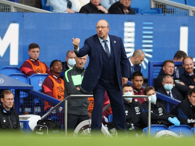 Everton manager Rafael Benitez gives instructions to his players on October 17, 2021