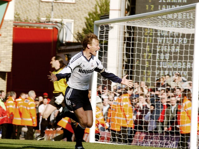Teddy Sheringham celebra el gol del Tottenham en 2002