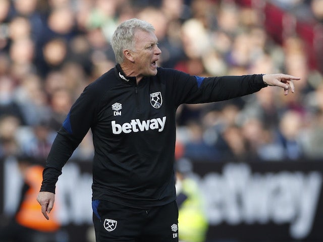 West Ham United manager David Moyes gives instructions to his players on October 24, 2021