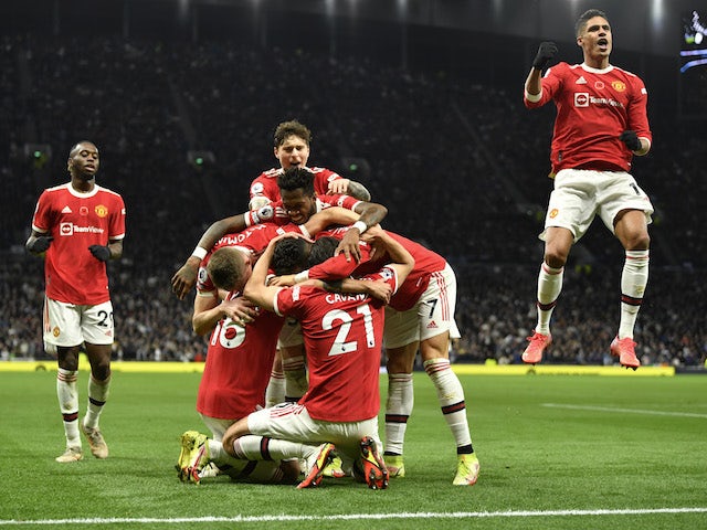 Manchester United's Edinson Cavani celebrates scoring against Tottenham Hotspur on October 30, 2021