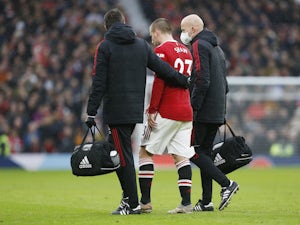 Manchester United to assess Luke Shaw after head injury