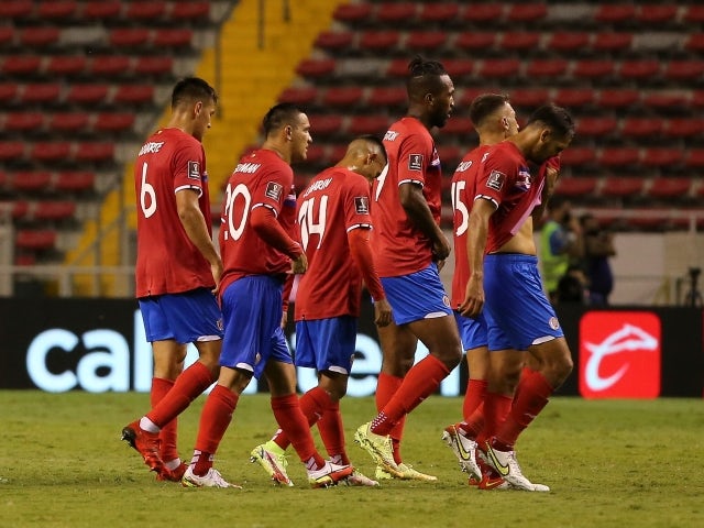 Los jugadores de Costa Rica lucen abatidos tras su derrota ante México el 5 de septiembre de 2021