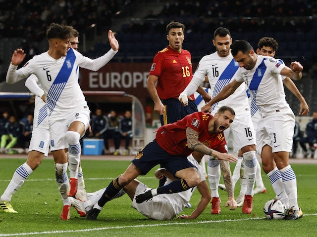Ο Ισπανός Ινίγκο Μαρτίνεθ κερδίζει πέναλτι εναντίον της Ελλάδας στις 11 Νοεμβρίου 2021