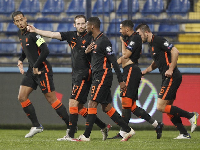 Nederlandse spelers vieren het doelpunt van Memphis Depay tegen Montenegro op 13 november 2021