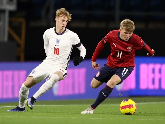 Mijlocașul Angliei Under-21 Cole Palmer joacă pentru Cehia Pavel Solke pe 11 noiembrie 2021