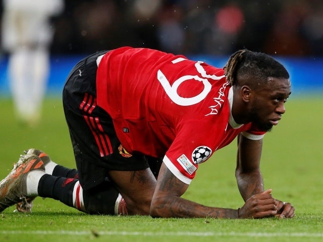 Aaron Wan-Bissaka, do Manchester United, reage após sofrer uma lesão em 8 de novembro de 2021