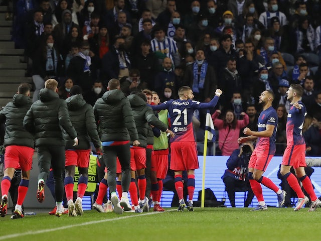 Atletico Madrid players celebrate after Antoine Griezmann scores their first goal on December 7, 2021
