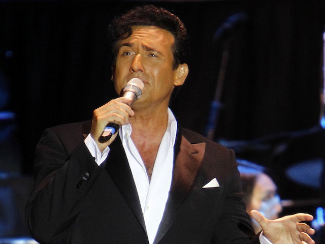 Simon Cowell offered assistance to Il Divo's Carlos Marin
