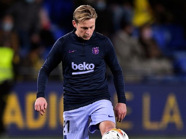 Frenkie de Jong warms up for Barcelona on 27 November 2021