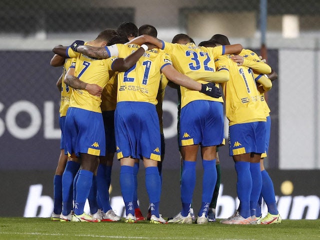 Estoril Praia players huddle before the match on January 8, 2022