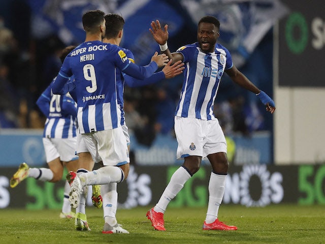 Mehdi Taremi of Porto celebrates his first goal with Chancel Mbemba and his teammates on January 8, 2022
