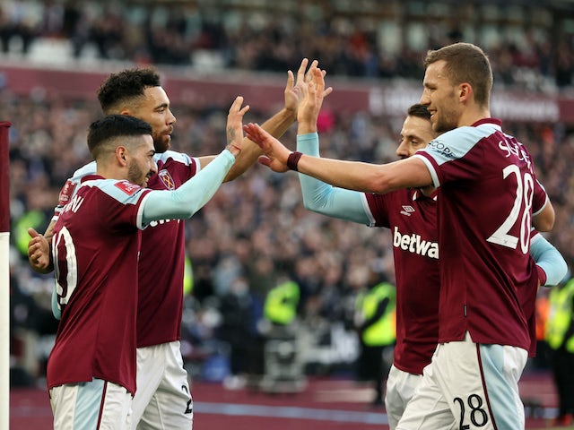 West Ham United's Manuel Lanzini celebrates scoring their first goal with teammates on January 9, 2022