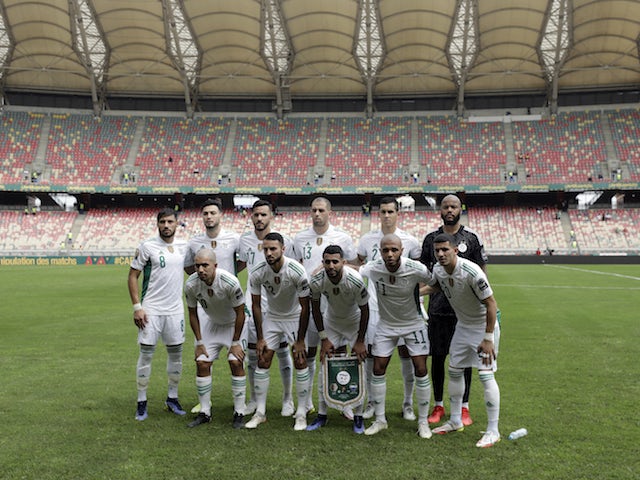 Les joueurs algériens posent pour une photo de groupe de l'équipe avant le match du 11 janvier 2022